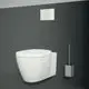 Wandtoilette von Ideal Standard in Weiß, montiert an einer grauen Wand. Neben der Toilette steht eine metallene Bürstengarnitur, ebenfalls in Chrom.